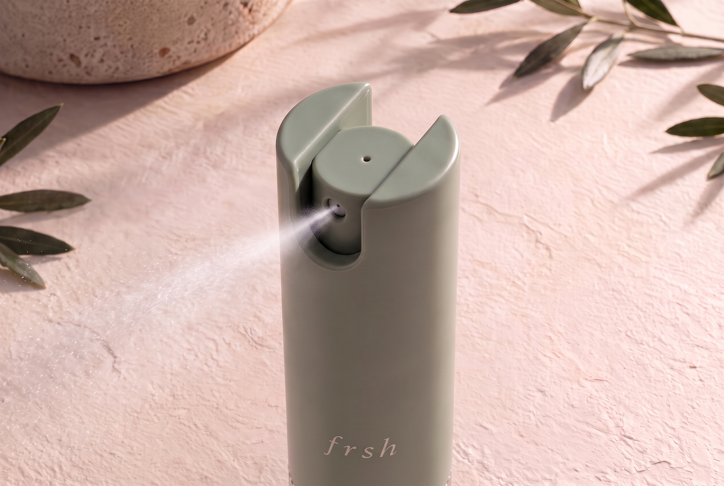 Capless recessed frsh spray end releasing a fine mist